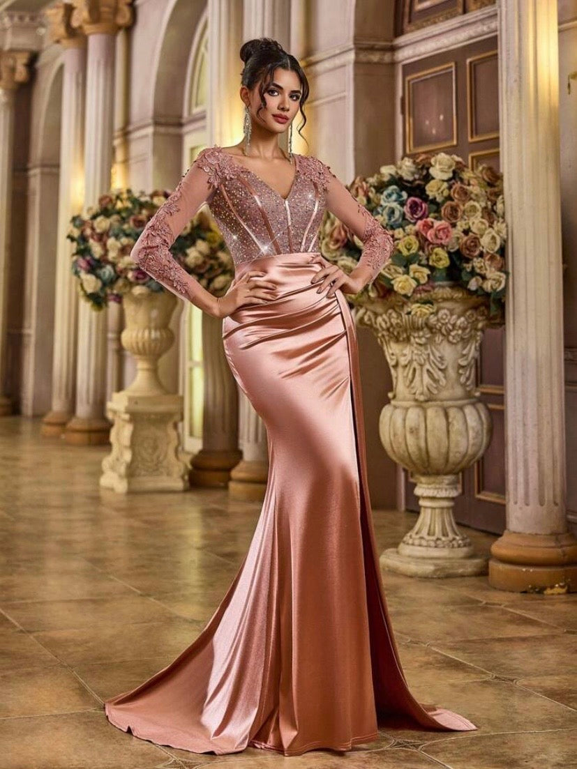 Robe longue élégante et luxueuse à col V avec manches longues, broderies en dentelle et sequins, coupe sirène moulante avec détails transparents, idéale pour mariages, galas et soirées habillées