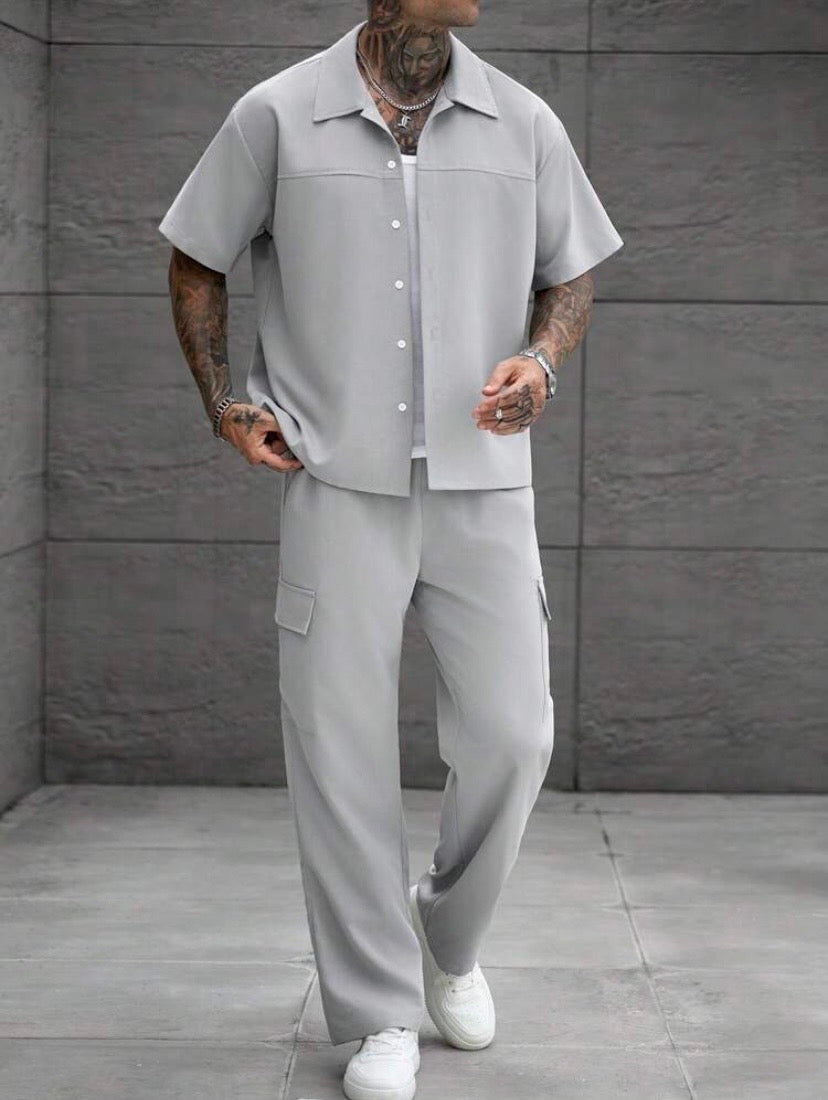 Ensemble homme uni avec chemise et pantalon style workwear, alliant confort et élégance décontractée au quotidien.
