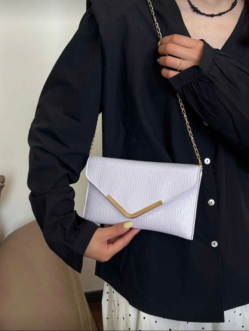 Sac bandoulière à rabat texturé avec bord métallique et chaîne, style élégant et polyvalent 👜