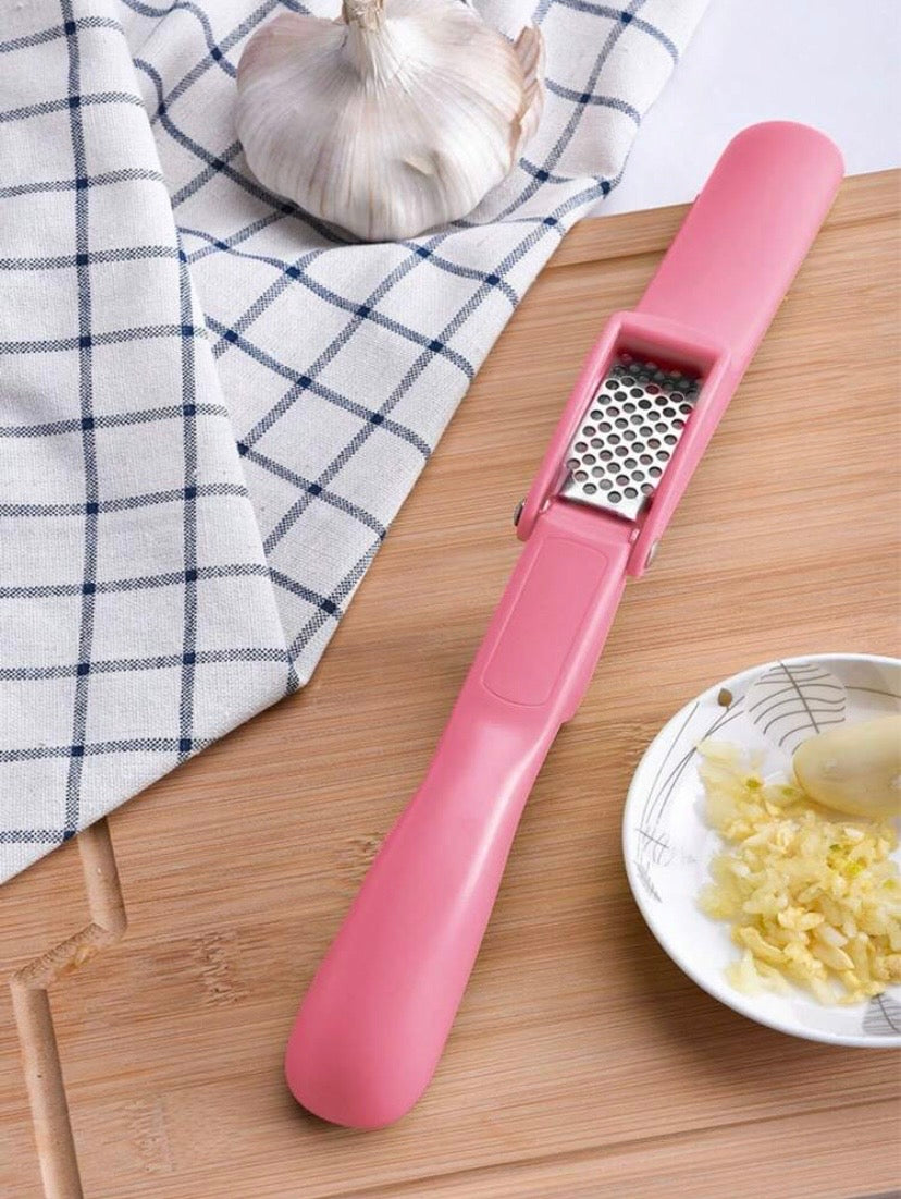 Presse-ail en acier inoxydable, robuste et pratique pour écraser facilement l’ail en cuisine.