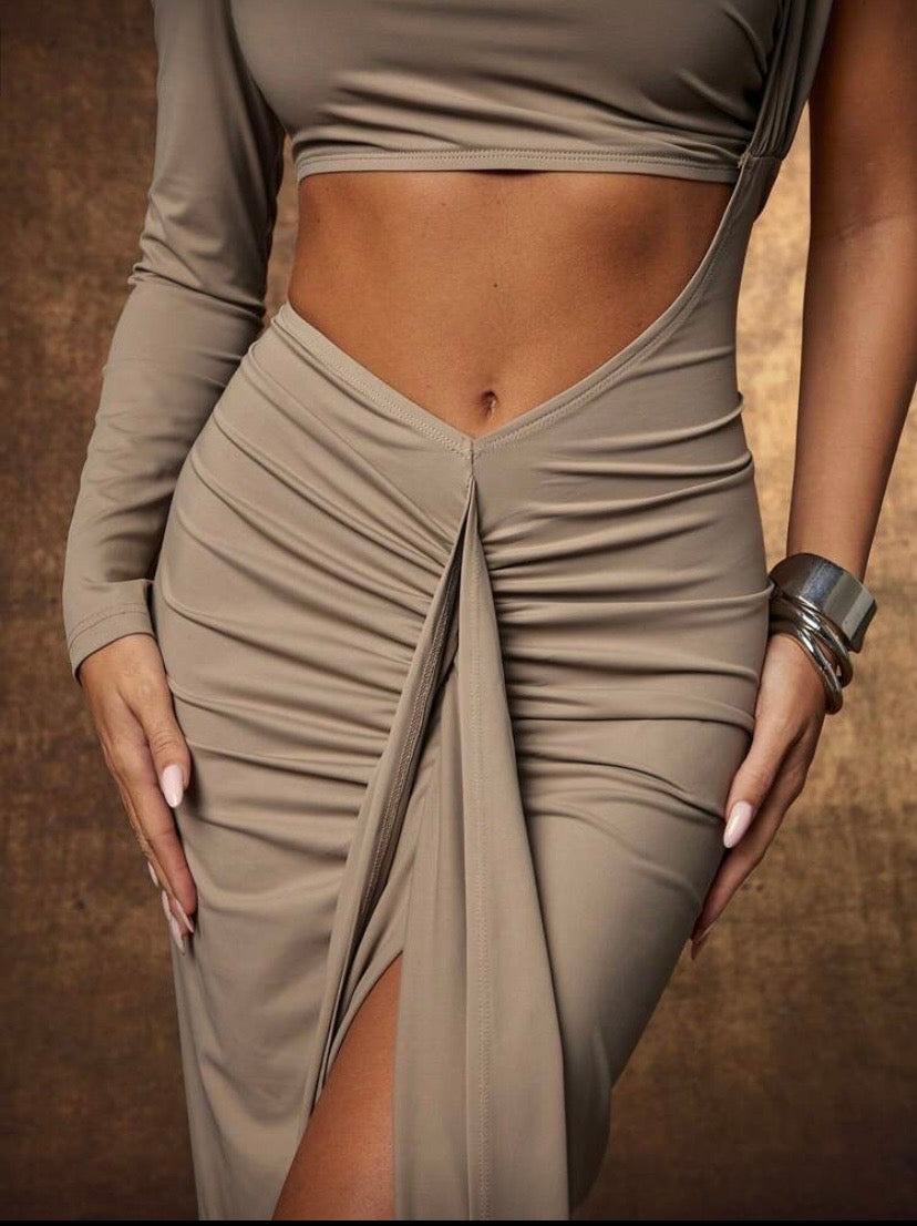Robe maxi drapée avec découpes et fente frontale, allure élégante ✨