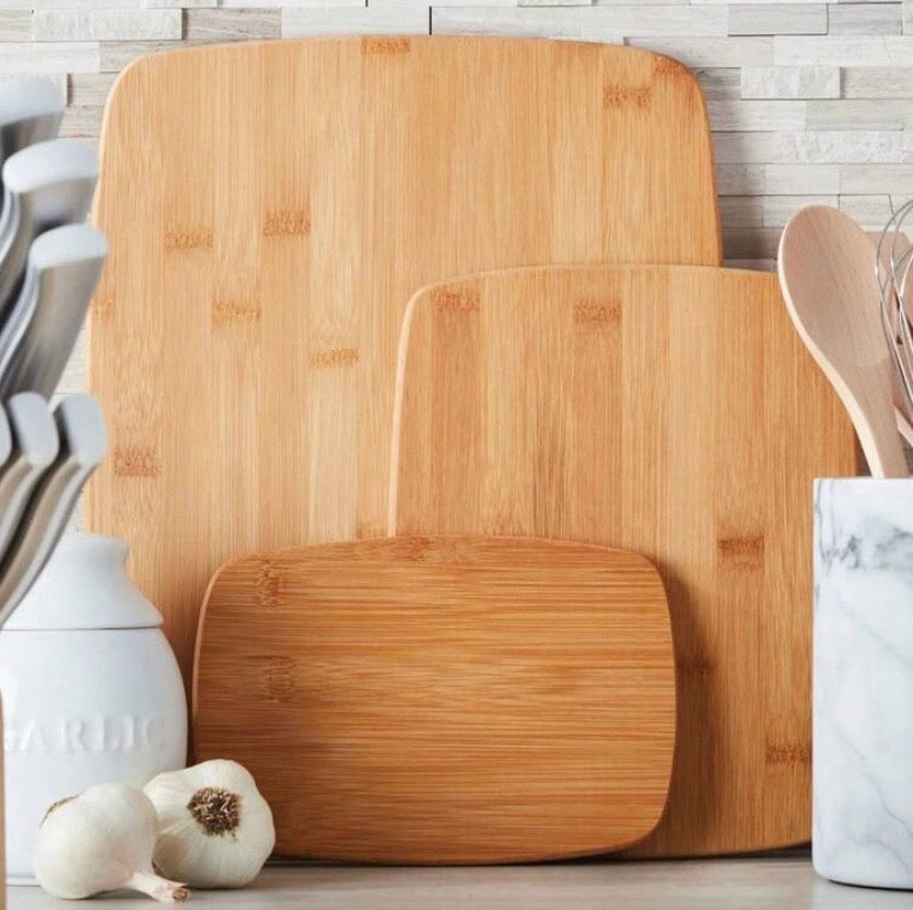 Lot de 3 planches à découper en bambou avec patins antidérapants, idéales pour la préparation et la découpe en cuisine.