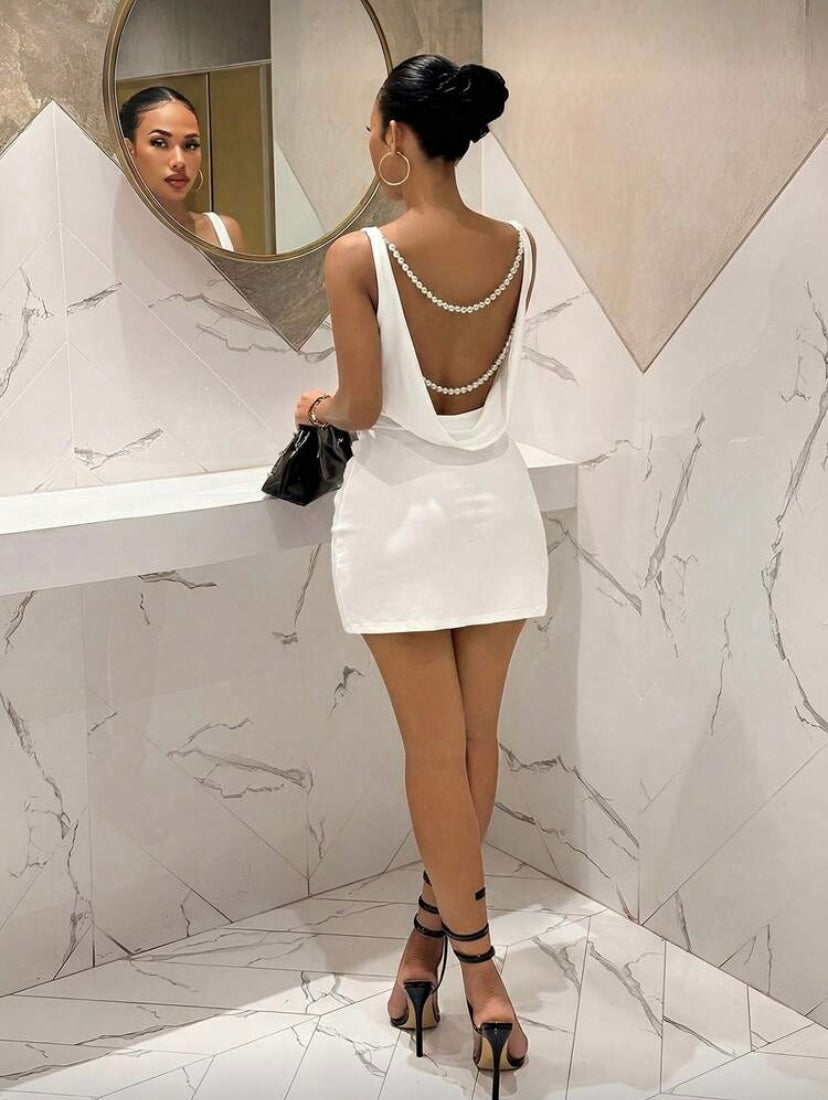 Robe Mini Évasée Femme – Col Bateau, Dos Nu, Taille Plissée avec Détails Perles Élégants