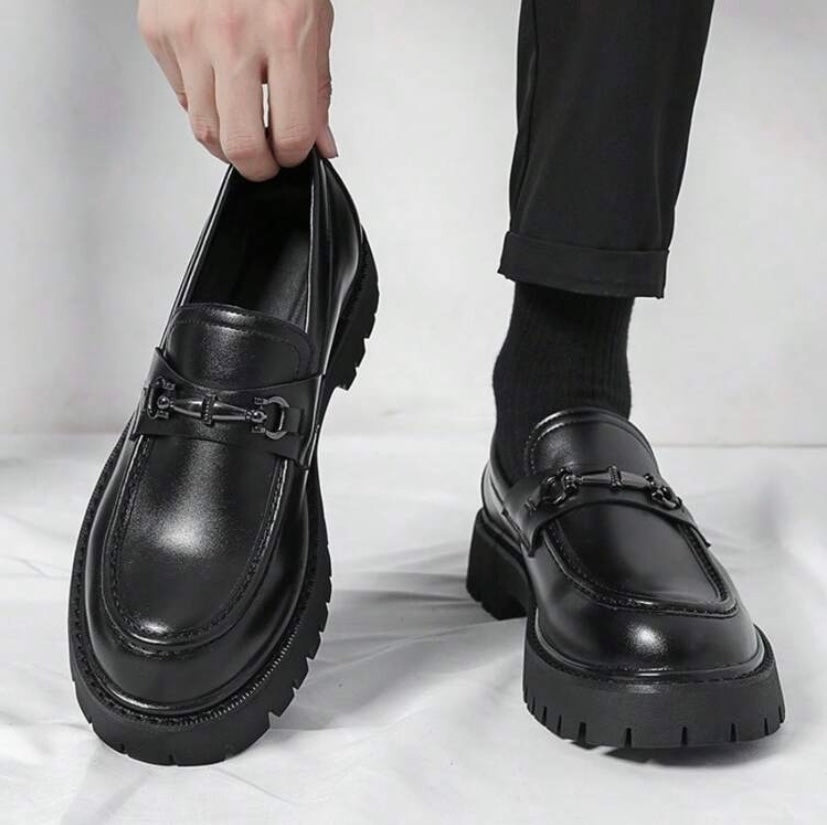 Chaussures pour homme à semelle épaisse style Oxford, alliant élégance britannique et confort pour un usage quotidien ou professionnel.