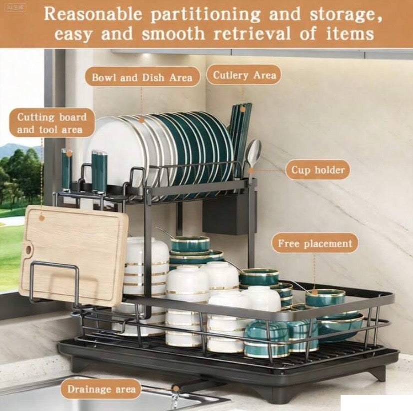 Égouttoir à vaisselle double niveau en métal et acier carbone, avec supports pour couverts, couteaux et tasses, design robuste et gain de place pour une cuisine organisée.