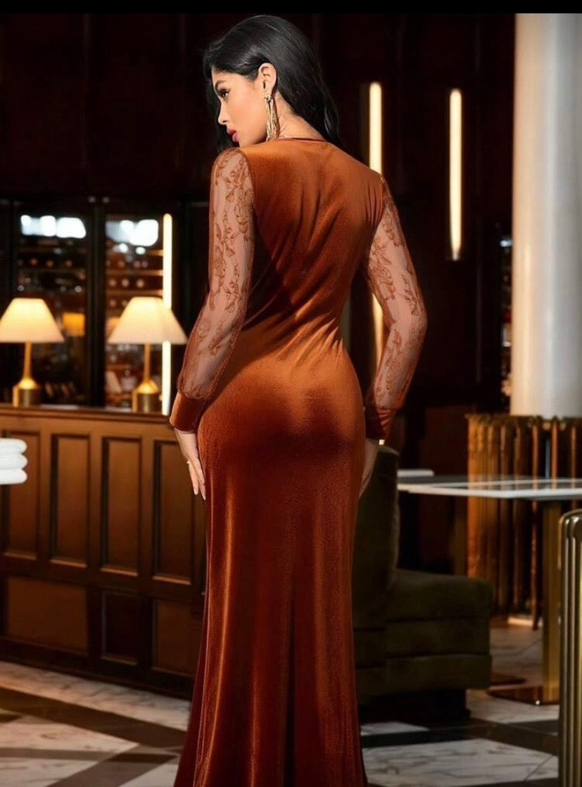 Robe élégante à col V croisé avec empiècements en dentelle et ourlet volanté