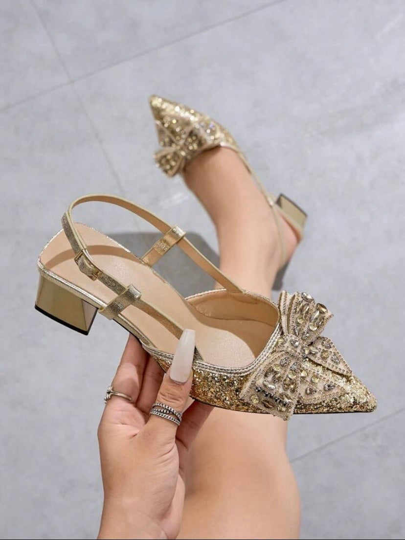 Escarpins élégants pour femme à bout pointu en PVC transparent avec nœud strass et bride, talons kitten idéals pour soirée, mariage et occasions spéciales, couleur champagne