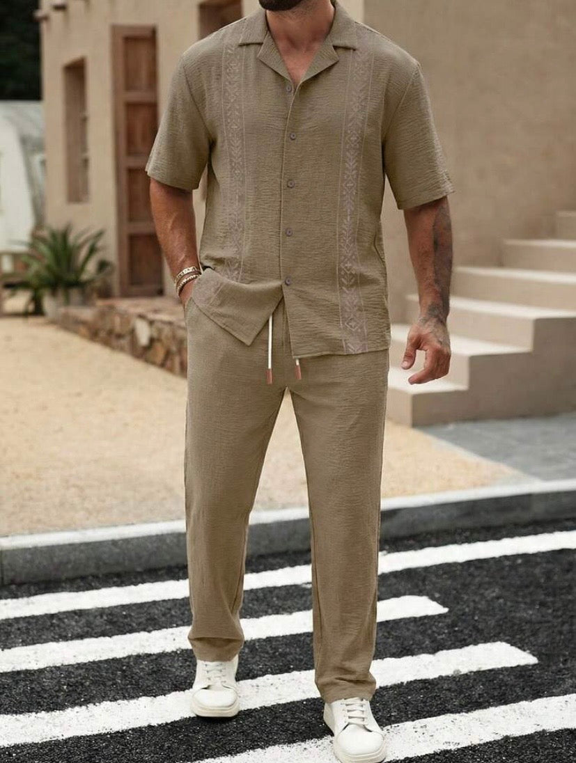 Ensemble homme décontracté en tissu gaufré avec chemise imprimée à manches courtes et pantalon à taille élastique avec cordon, idéal pour vacances, soirées et tenues confortables du quotidien