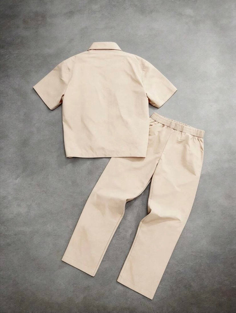 Ensemble 2 pièces pour homme avec haut zippé à manches courtes et pantalon léger, idéal pour un style décontracté au quotidien en été.