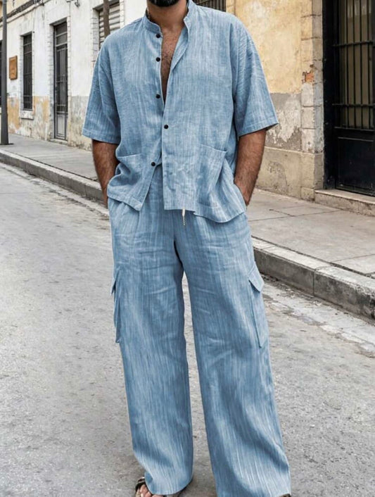 Ensemble décontracté pour homme avec chemise à col mao et pantalon ample effet lin, idéal pour les sorties, voyages et vacances d’été.