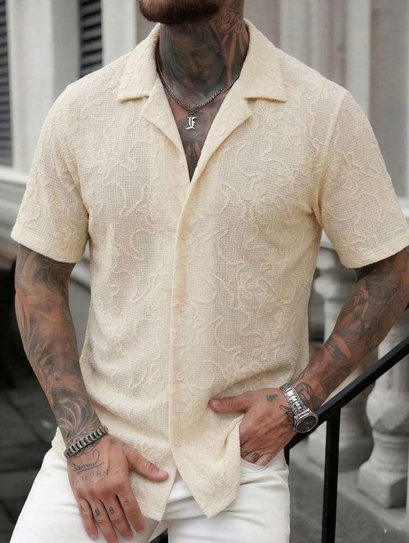 Chemise casual pour homme à manches courtes avec col à contraste et design patchwork, style estival moderne à boutonnière, idéale pour une tenue décontractée quotidienne