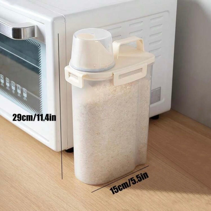 Lot de 4 boîtes de conservation hermétiques pour aliments secs avec gobelet doseur, idéales pour riz, céréales, farine, sucre ou nourriture pour animaux.