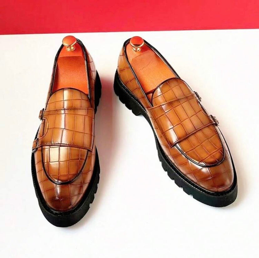 Mocassins habillés pour homme à enfiler avec pampilles décoratives et finition brillante, alliant élégance et style moderne.