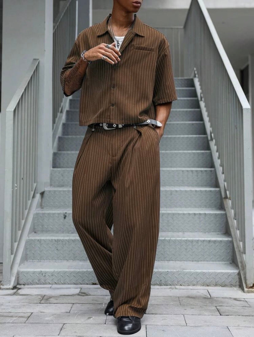 Ensemble streetwear unisexe avec haut à manches courtes rayé et pantalon ample, style japonais décontracté idéal pour l’été et les sorties en ville.