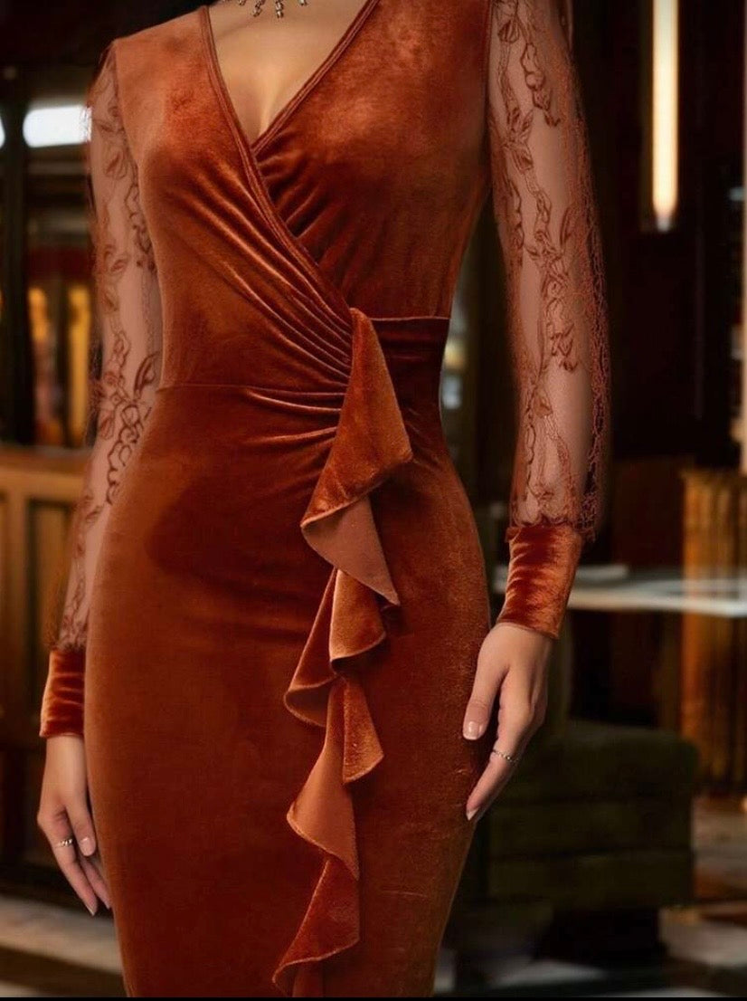 Robe élégante à col V croisé avec empiècements en dentelle et ourlet volanté