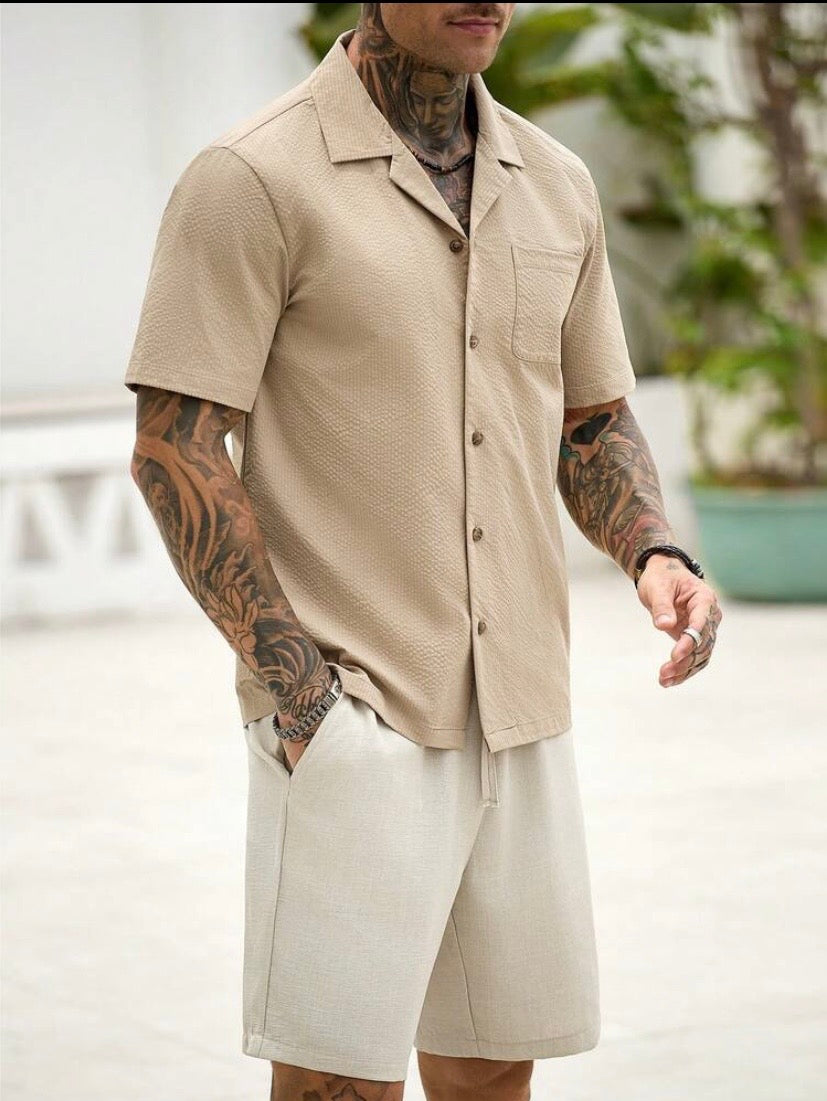 Chemise casual pour homme à manches courtes avec col à contraste et design patchwork, style estival moderne à boutonnière, idéale pour une tenue décontractée quotidienne