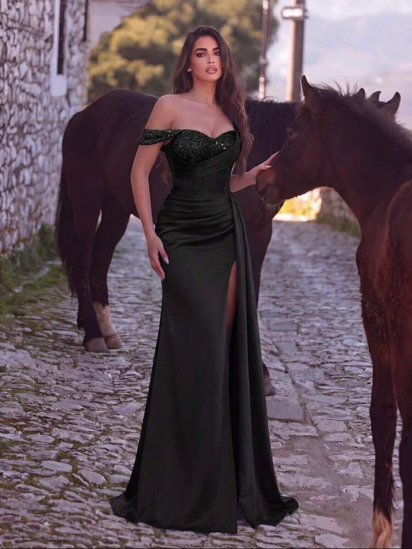 Robe de soirée élégante pour femme à col asymétrique avec détails en sequins contrastés, bustier structuré et fente haute, idéale pour mariages et événements habillés