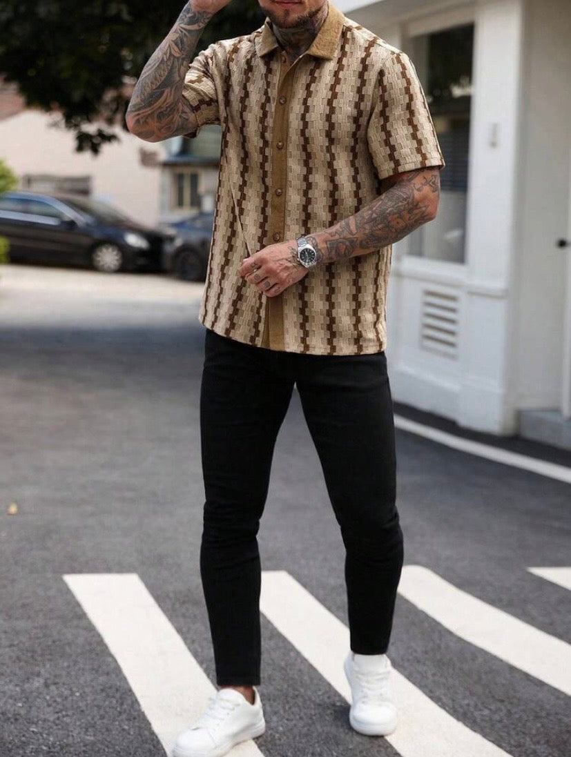 Chemise casual pour homme à manches courtes avec col à contraste et design patchwork, style estival moderne à boutonnière, idéale pour une tenue décontractée quotidienne