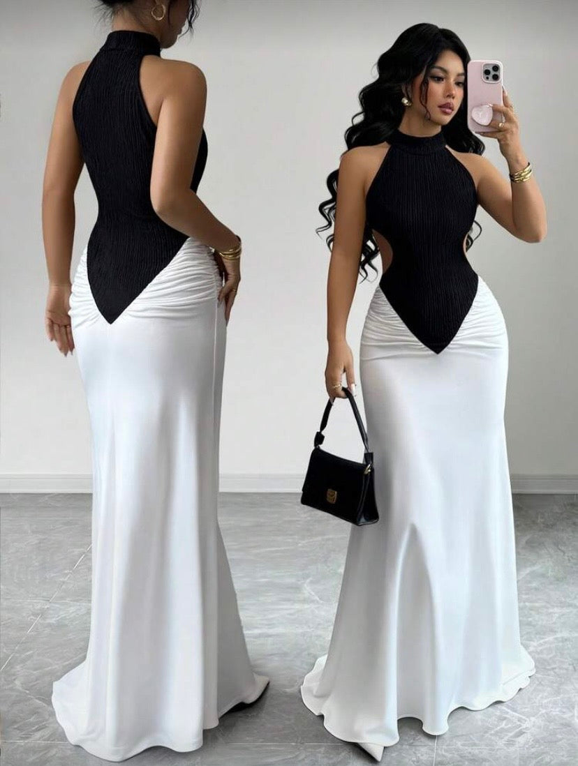 Robe Maxi Ajustée Noir et Blanc, Épaules Dénudées, Fente Haute, Design Color Block, Élégante pour Soirée et Événement