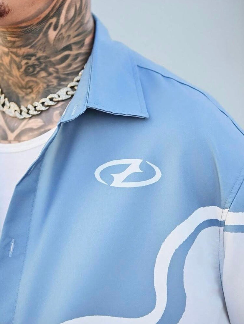 Chemise décontractée pour homme à coupe ample avec col rabattu et imprimé digital, idéale pour un style estival moderne.