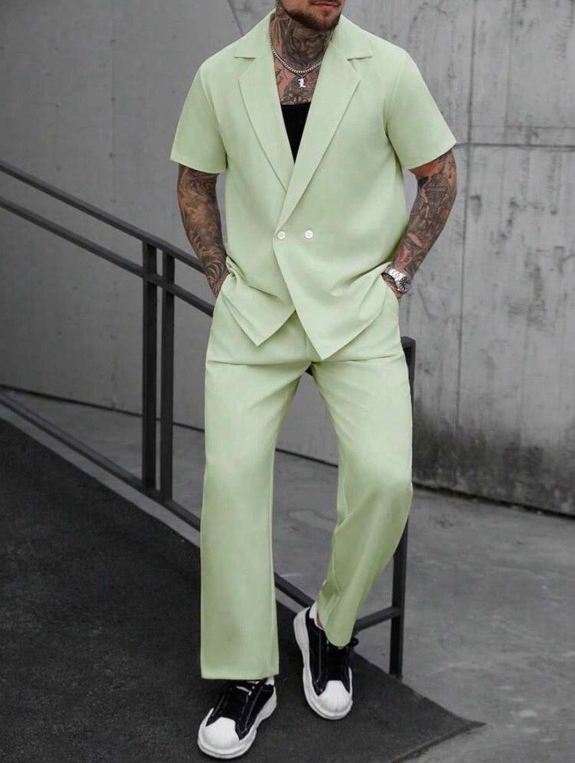 Ensemble homme style Old Money avec chemise croisée à manches courtes et pantalon décontracté à poches inclinées, idéal pour l’été et les vacances.