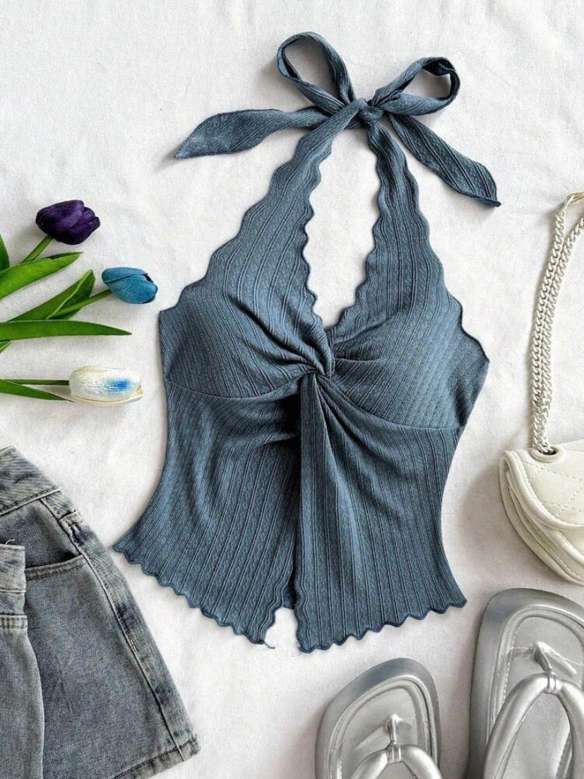 Top camisole tendance pour femme avec col halter, dos ouvert, détail noué et fente élégante pour un style séduisant et moderne