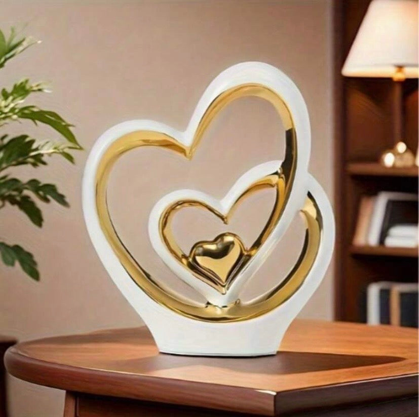 Décoration en acrylique avec cœur doré électroplaqué et inscription « Love », idéale pour le salon, le bureau ou comme cadeau romantique.
