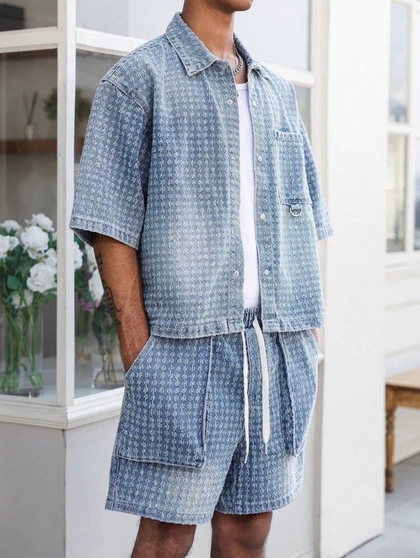 Ensemble en denim bleu pour homme style streetwear avec détails crochet, look décontracté moderne en jean.
