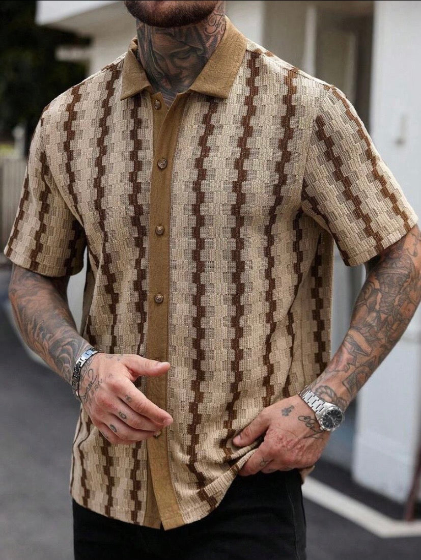 Chemise casual pour homme à manches courtes avec col à contraste et design patchwork, style estival moderne à boutonnière, idéale pour une tenue décontractée quotidienne