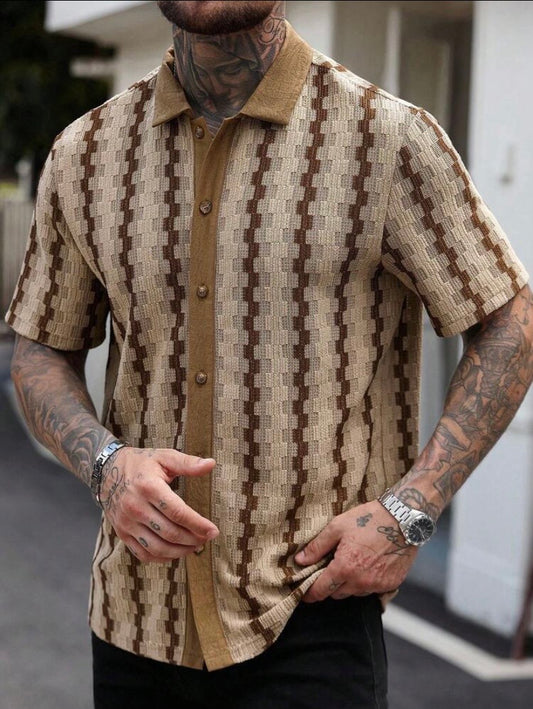 Chemise casual pour homme à manches courtes avec col à contraste et design patchwork, style estival moderne à boutonnière, idéale pour une tenue décontractée quotidienne