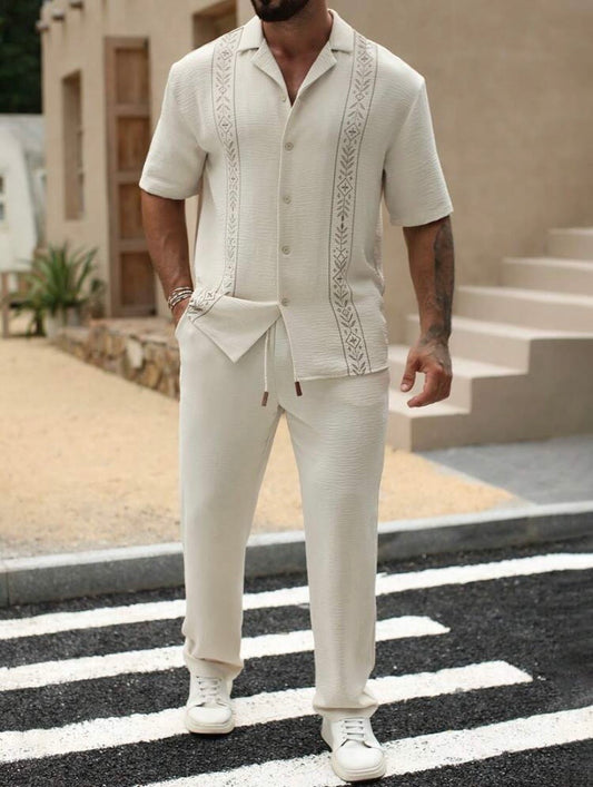Ensemble homme décontracté en tissu gaufré avec chemise imprimée à manches courtes et pantalon à taille élastique avec cordon, idéal pour vacances, soirées et tenues confortables du quotidien