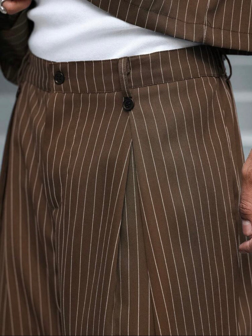 Ensemble streetwear unisexe avec haut à manches courtes rayé et pantalon ample, style japonais décontracté idéal pour l’été et les sorties en ville.