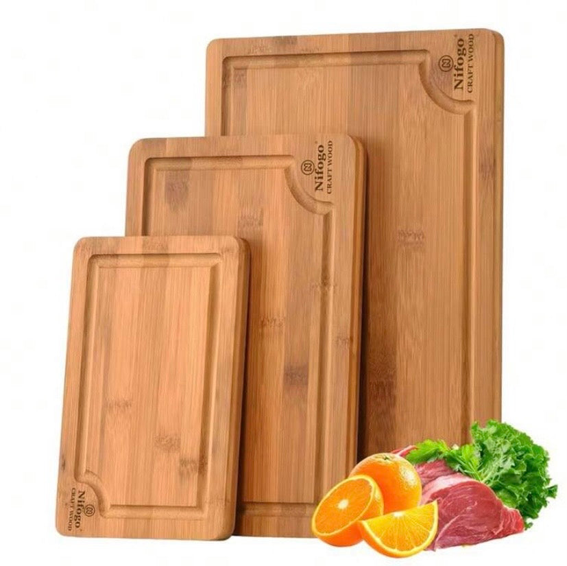 Lot de 3 planches à découper en bambou, robustes et durables, avec rainures récupératrices de jus, idéales pour la cuisine et le service.