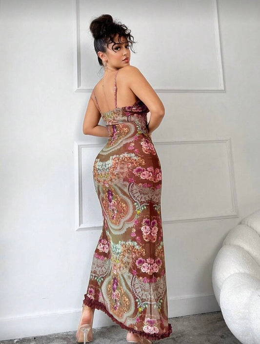 Robe Midi Moulante à Imprimé Floral – Sans Manches, Volants et Découpe Élégante 🌸✨