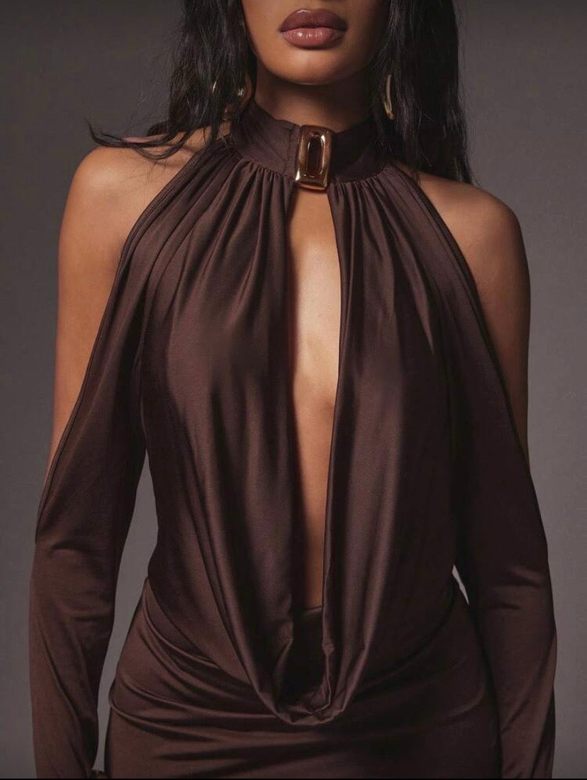 Robe mini moulante à épaules dénudées, manches longues, découpes et effet froncé ✨