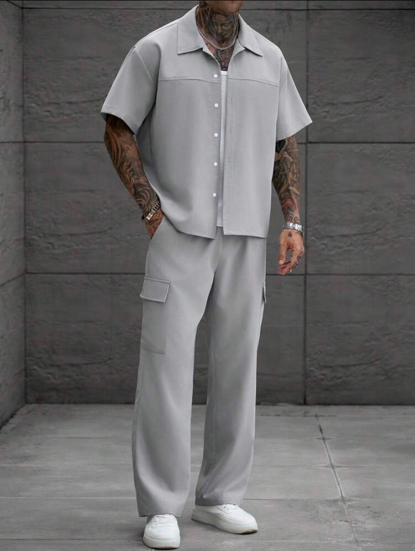 Ensemble homme uni avec chemise et pantalon style workwear, alliant confort et élégance décontractée au quotidien.