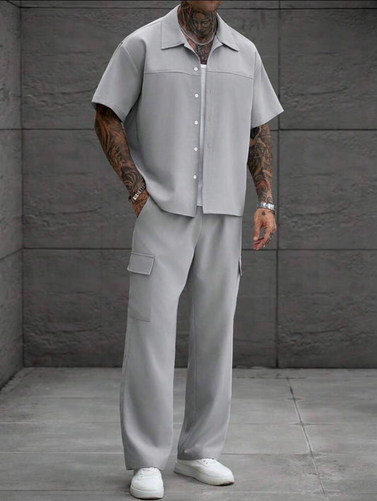 Ensemble homme uni avec chemise et pantalon style workwear, alliant confort et élégance décontractée au quotidien.