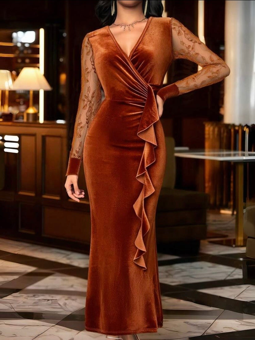 Robe élégante à col V croisé avec empiècements en dentelle et ourlet volanté
