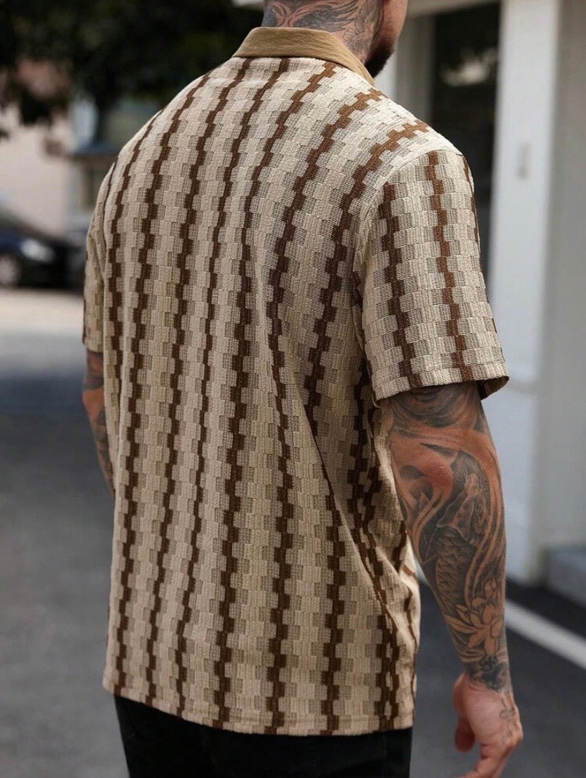 Chemise casual pour homme à manches courtes avec col à contraste et design patchwork, style estival moderne à boutonnière, idéale pour une tenue décontractée quotidienne