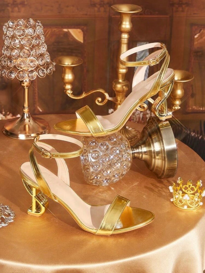 Sandales à talons pour femme au style élégant et raffiné avec brides et grands strass brillants, idéales pour soirées, rendez-vous et occasions habillées d’été