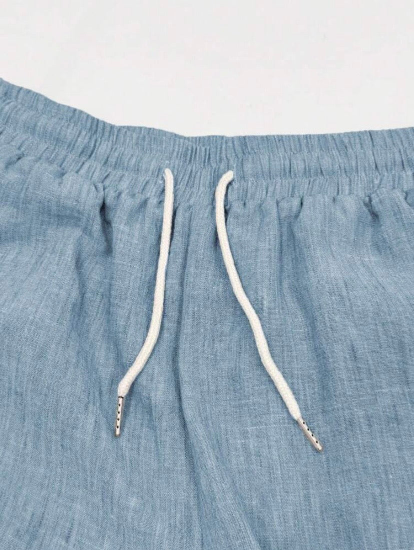 Ensemble décontracté pour homme avec chemise à col mao et pantalon ample effet lin, idéal pour les sorties, voyages et vacances d’été.