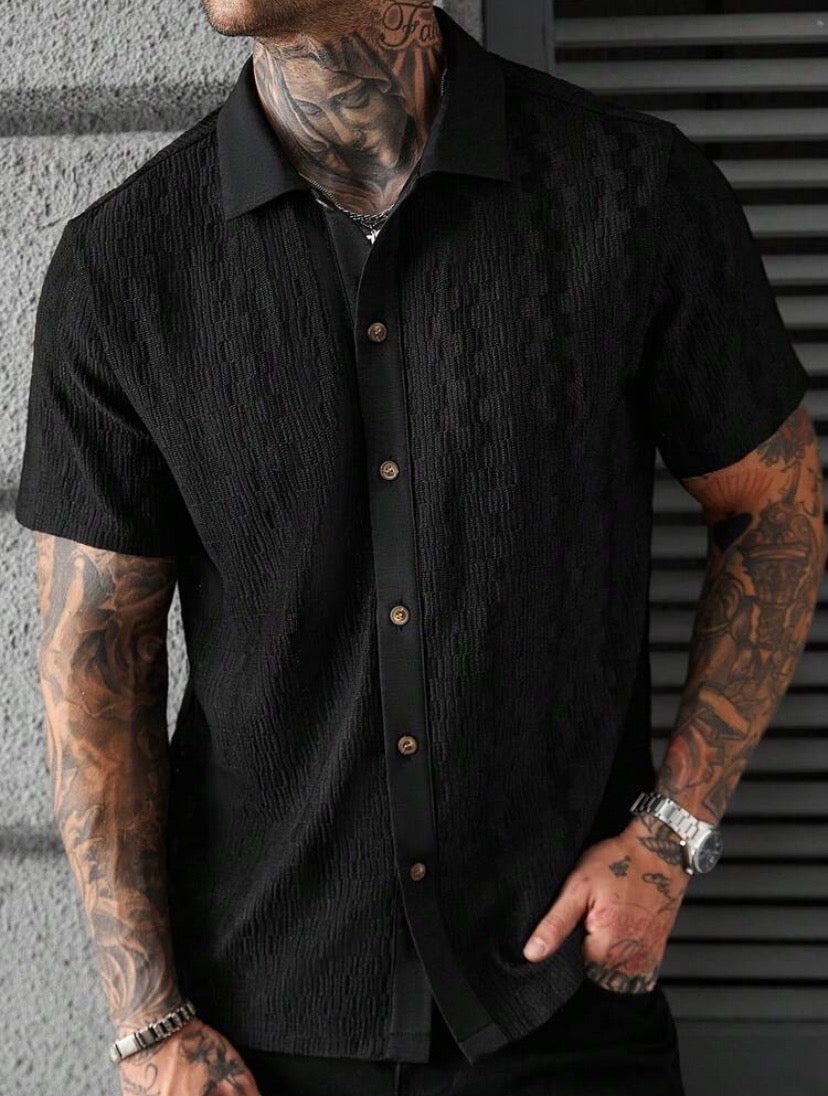 Chemise casual pour homme à manches courtes avec col à contraste et design patchwork, style estival moderne à boutonnière, idéale pour une tenue décontractée quotidienne
