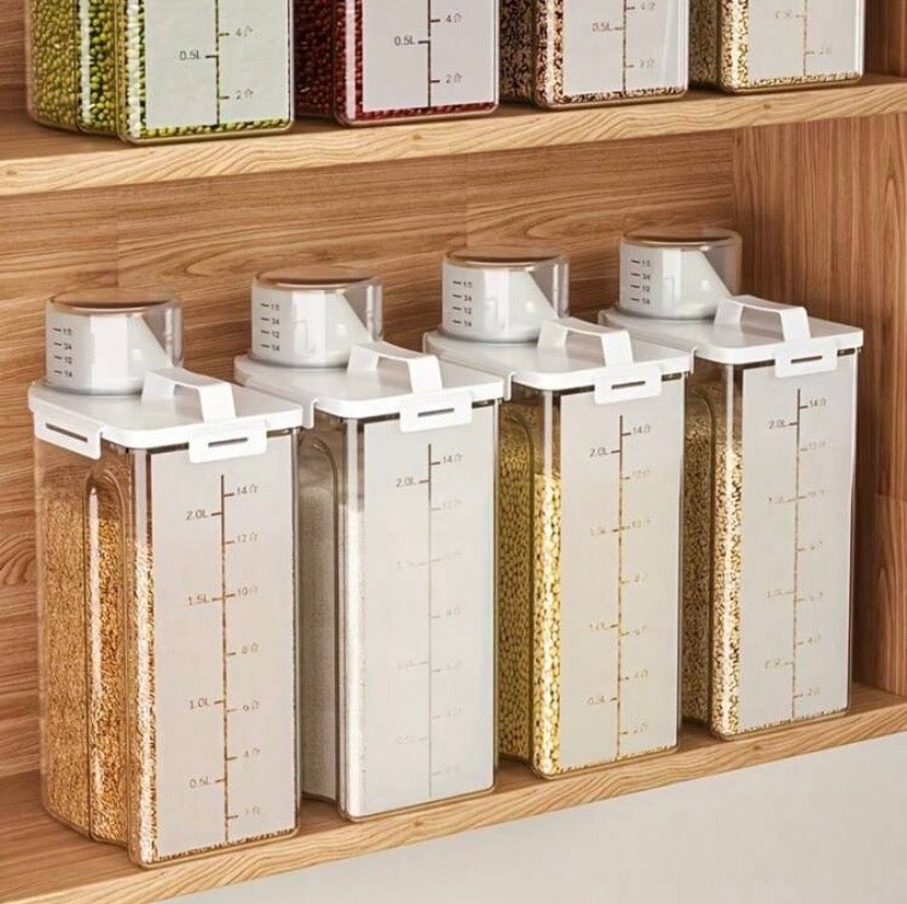 Lot de 4 boîtes de conservation hermétiques pour aliments secs avec gobelet doseur, idéales pour riz, céréales, farine, sucre ou nourriture pour animaux.