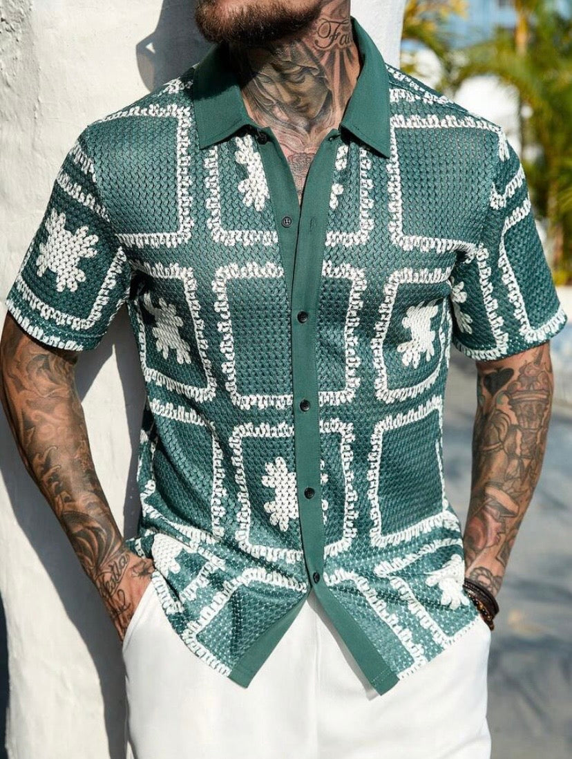 Chemise casual pour homme à manches courtes avec col à contraste et design patchwork, style estival moderne à boutonnière, idéale pour une tenue décontractée quotidienne