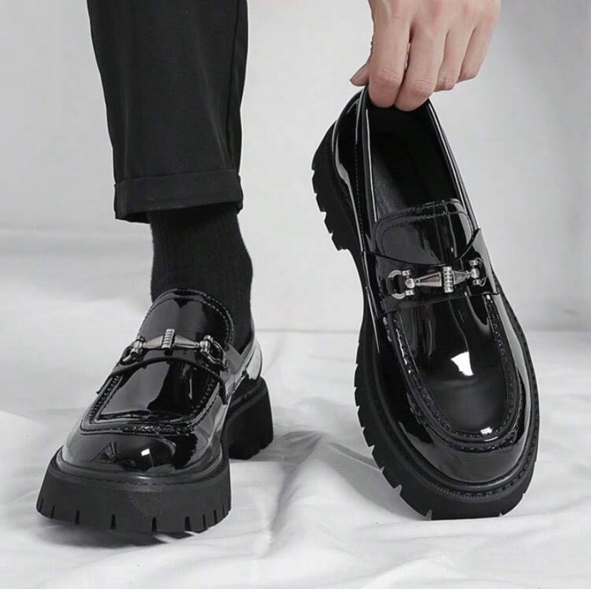 Chaussures pour homme à semelle épaisse style Oxford, alliant élégance britannique et confort pour un usage quotidien ou professionnel.
