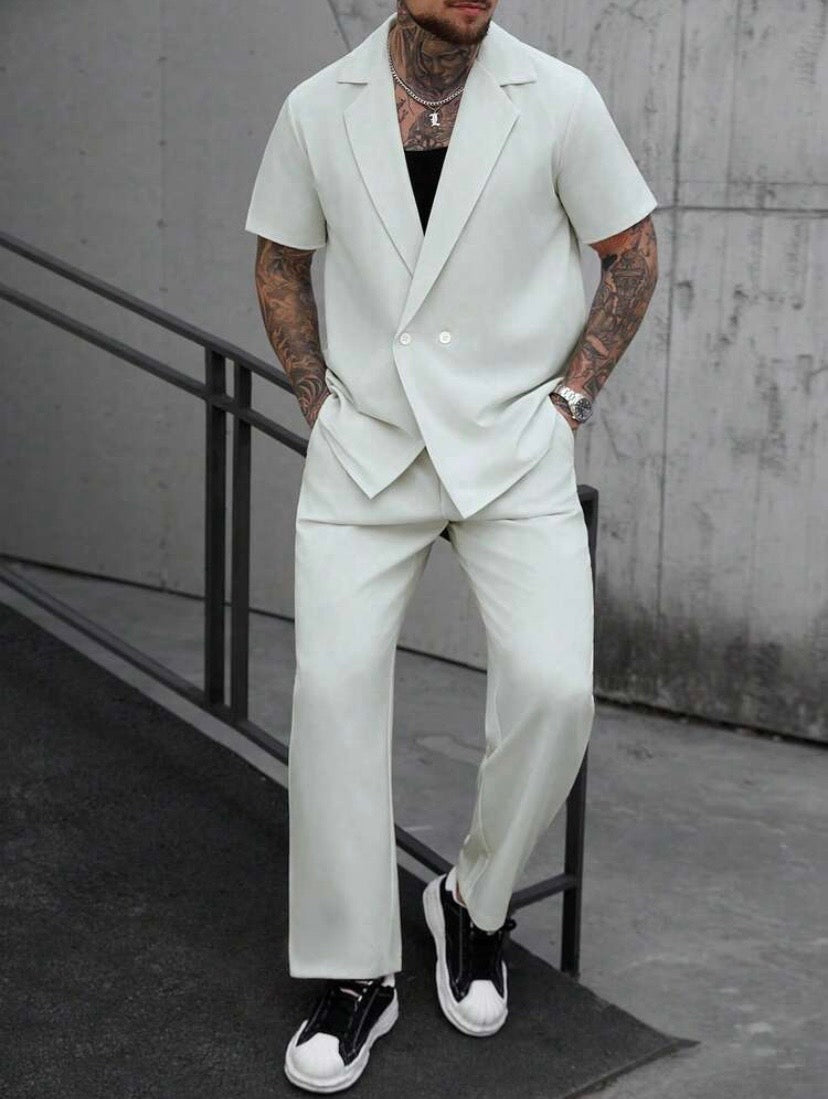 Ensemble homme style Old Money avec chemise croisée à manches courtes et pantalon décontracté à poches inclinées, idéal pour l’été et les vacances.