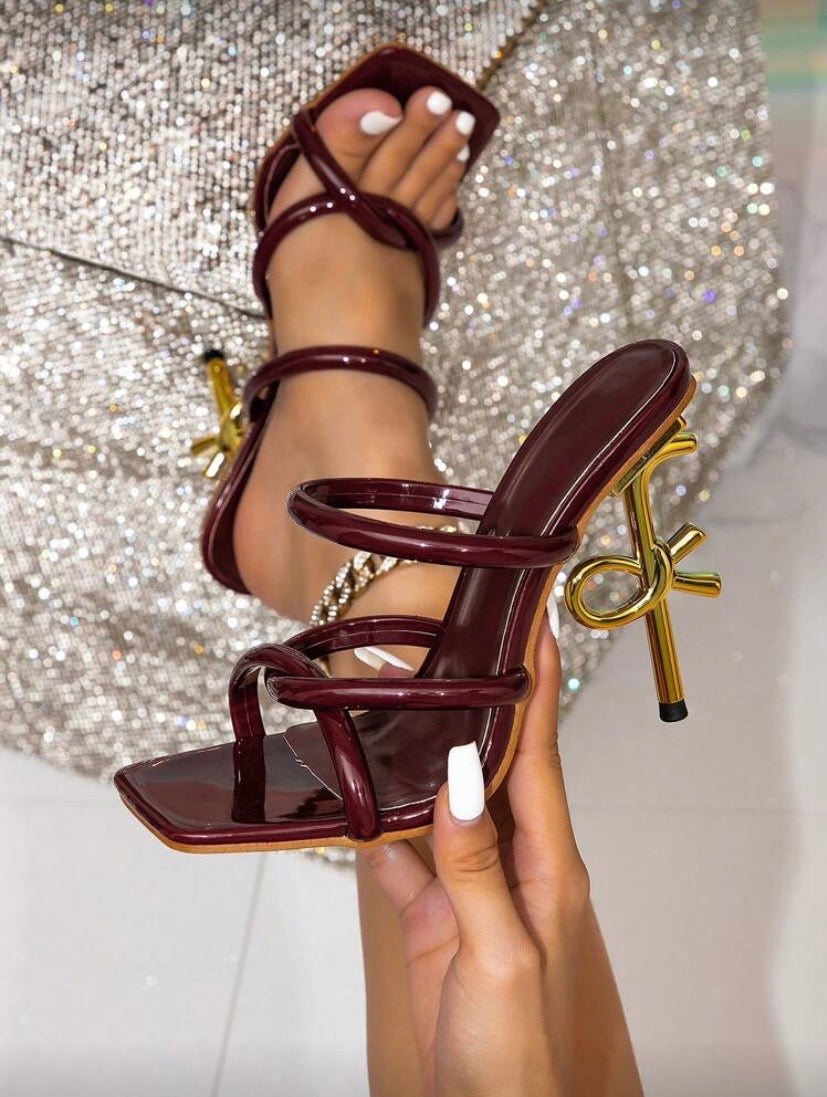 Mules à talons hauts avec décor pyramide, style élégant pour soirées 👠✨