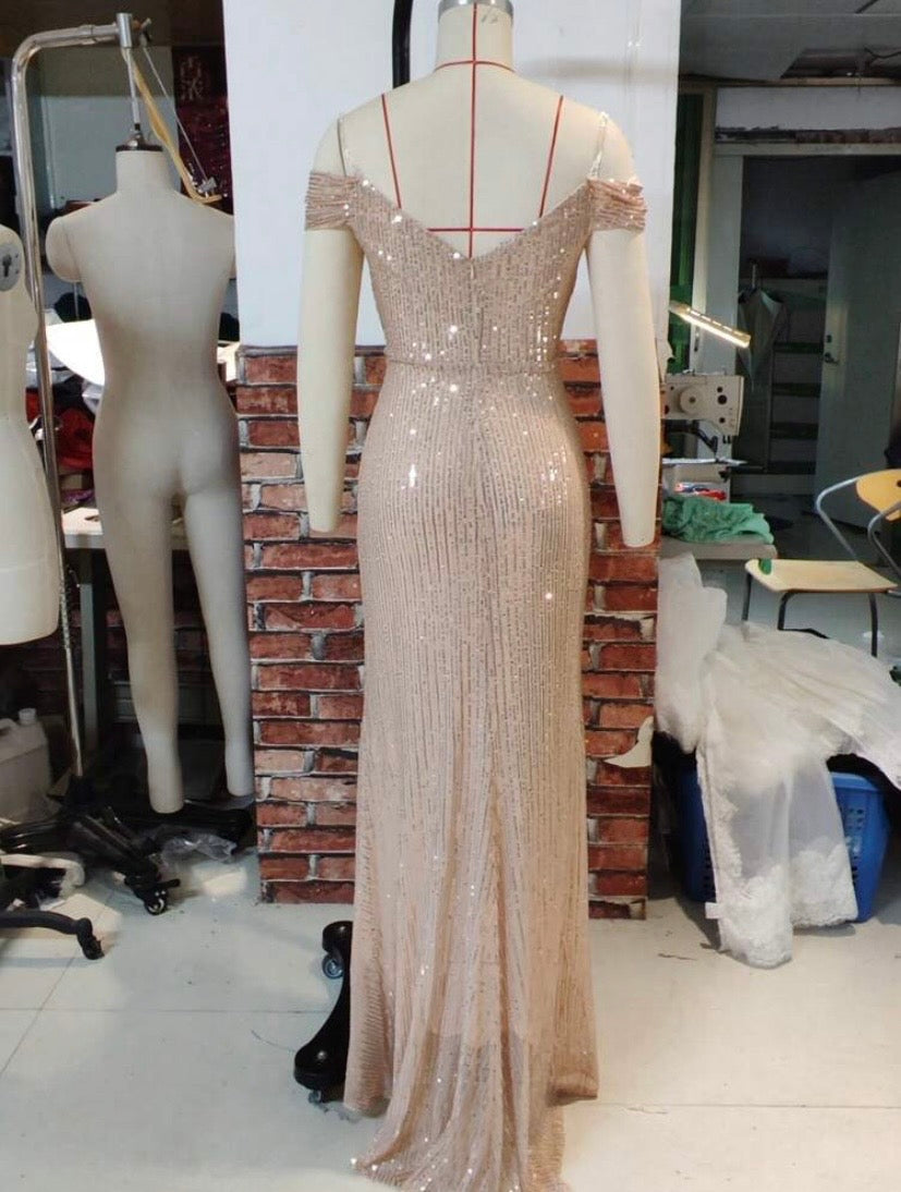 Robe de soirée élégante pour femme à col V et épaules dénudées, taille haute et détails à sequins plissés
