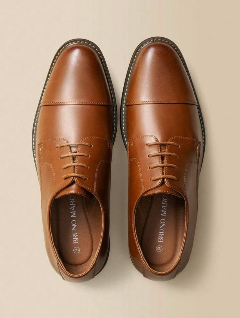 Chaussures Oxford classiques pour homme à lacets, au design moderne et élégant pour les occasions formelles.