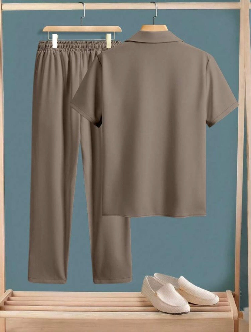 Ensemble homme style Old Money avec chemise croisée à manches courtes et pantalon décontracté à poches inclinées, idéal pour l’été et les vacances.